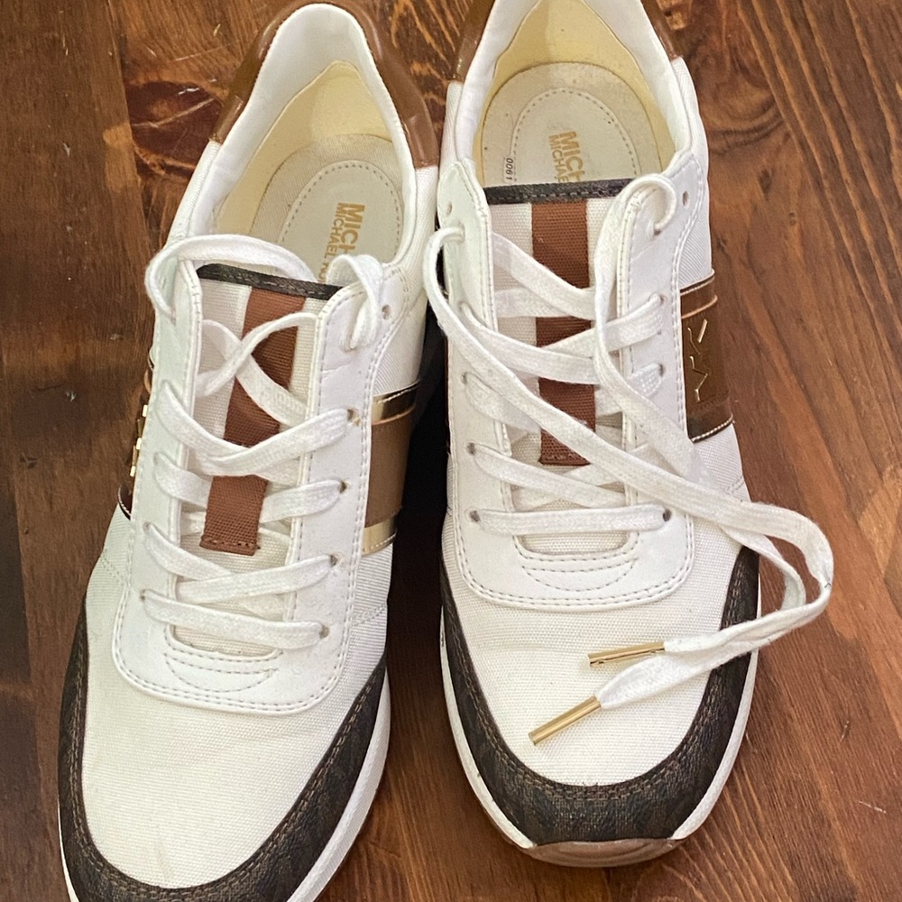 Michael Kors Women’s Wedge Sneakers. Size: 8.5
Gently used great condition. 🤎 - Picture 14 of 14